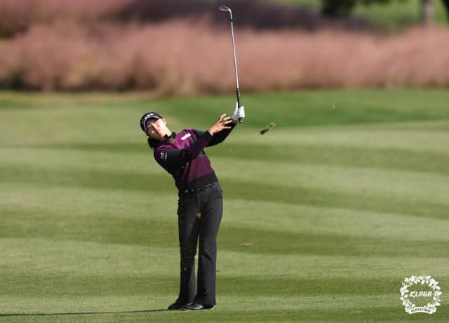 유현조가 2일 제주 엘리시안 제주 컨트리클럽에서 진행된 한국여자프로골프(KLPGA) 투어 S-OIL 챔피언십 최종 라운드 2번 홀에서 아이언샷을 하고 있다. KLPGA 제공