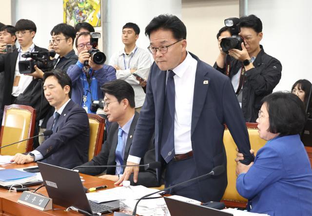 김우영 더불어민주당 의원이 지난달 14일 서울 여의도 국회에서 열린 과학기술정보방송통신위원회 국정감사에서 '욕설 문자' 논란으로 설전을 펼친 박정훈 국민의힘 의원을 노려보고 있다. 뉴시스