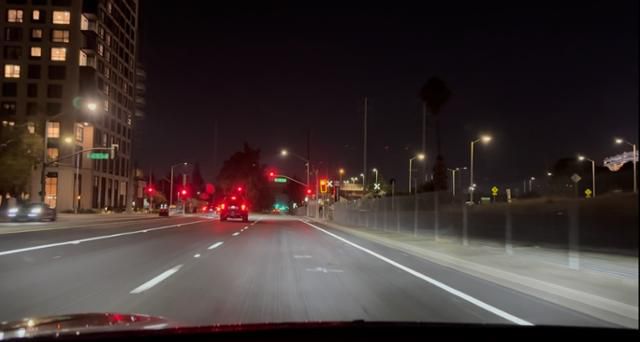 '서두르기 모드'로 설정하고 귀가하는 길 차량이 앞에 보이는 적색 신호를 무시하고 달렸다. 실리콘밸리=박지연 특파원