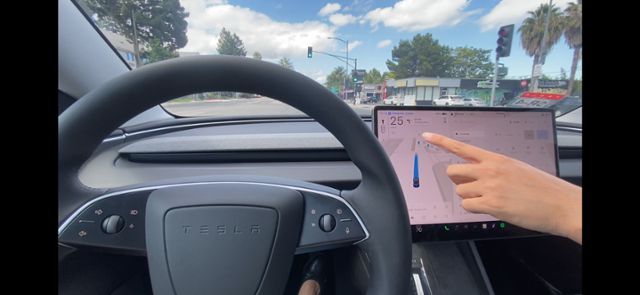 테슬라 매장 직원 앤서니는 지난달 15일 조수석에 앉아 운전자가 정면을 응시하지 않으면 경고알람이 뜬다고 설명했다. 실리콘밸리=박지연 특파원