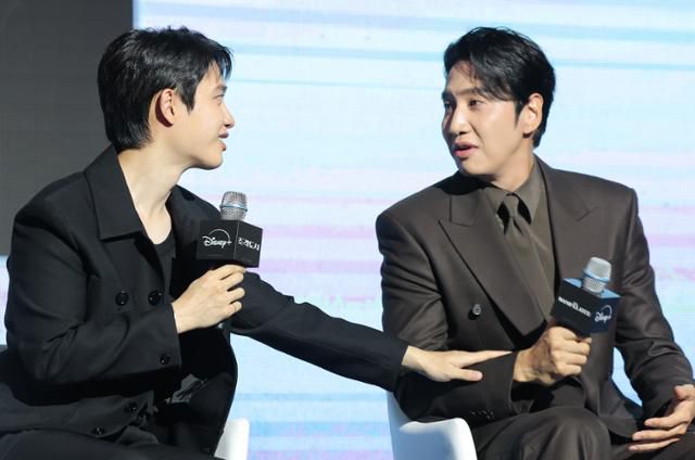 배우 도경수(왼쪽)가 3일 오전 서울 영등포구 콘래드 서울 호텔에서 열린 디즈니플러스 오리지널 시리즈 ‘조각도시’(각본 오상호/연출 박신우) 제작발표회에서 절친 이광수와의 호흡에 대해 이야기 하고 있다. 뉴스1