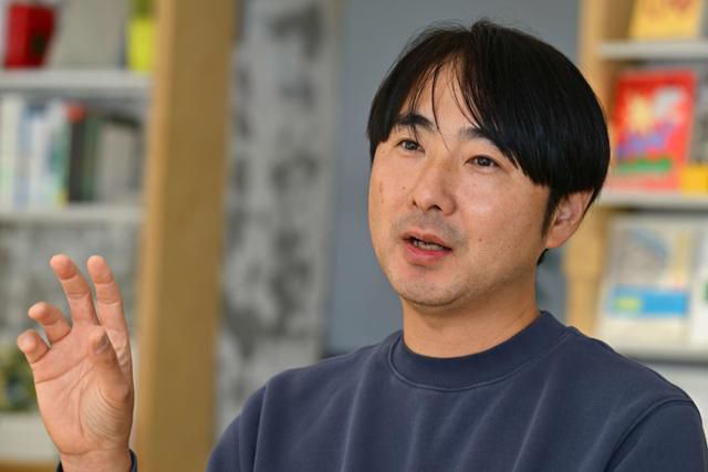 박성진 '초현실부동산' 대표가 지인들과 공동 운영하는 서울 마포구 책방 '도시상담'에서 인터뷰를 하고 있다. '초현실부동산'은 오래된 건축물의 컨설팅과 동시에 건물에 얽힌 이야기를 발굴하고 이를 기록한다. 박 대표는 건물은 개인의 사유재산이지만 도시의 경관을 이룬다는 측면에서 우리 공동의 기억을 형성한다고 기록을 남기는 이유를 설명했다. 강예진 기자