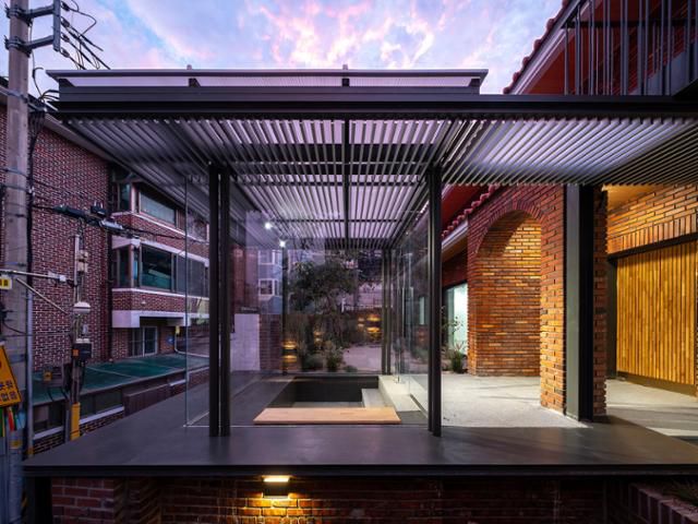 서울 종로구 가회동에 위치한 갤러리 '공간썬더'. '초현실부동산'이 컨설팅하고 더사이건축사사무소가 설계해 한옥 마을에 유일하게 남아 있던 양옥집을 한옥으로 새로 짓는 대신 리모델링했다. 김재경 제공