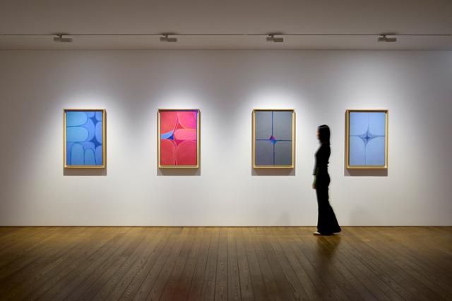 김환기가 1967년에 그린 '십자' 형상의 추상화들이 페이스갤러리 서울에 전시된 모습. 페이스갤러리 서울 제공