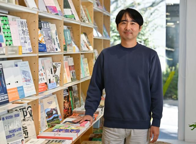 박성진 '초현실부동산' 대표가 공동 운영하는 서울 마포구 책방 '도시상담'. 주로 도시, 건축 관련 서적을 취급한다. 강예진 기자