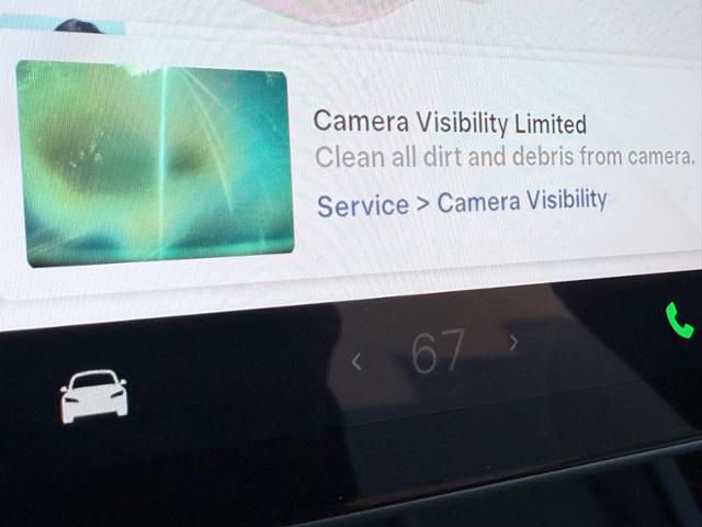 찬이슬이 내린 지난달 27일 이른 아침 차량에 탑승하자 FSD를 사용할 수 없다는 알림이 떴다. 얼어붙은 이슬이 카메라를 가렸기 때문. 태블릿에는 카메라를 닦으라는 알림이 떴다. 실리콘밸리=박지연 특파원