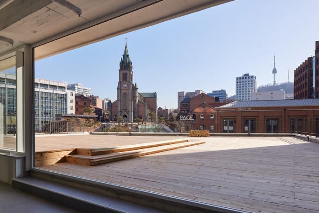 '초현실부동산'이 컨설팅하고 더사이 건축사사무소가 설계한 '페이지 명동'의 3층 야외 공간. 원래 쓰지 않던 공간을 리모델링해 카페에 임대했다. 노경 제공