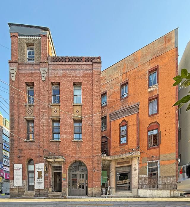 부산 동구에 위치한 '백제1927'. 1927년 4층짜리 '백제병원' 건물로 지어진 후 수 차례 용도 변경을 거쳐 현재 복합문화공간으로 쓰이고 있다. 2014년 국가등록문화재로 지정됐다. 초현실부동산 제공