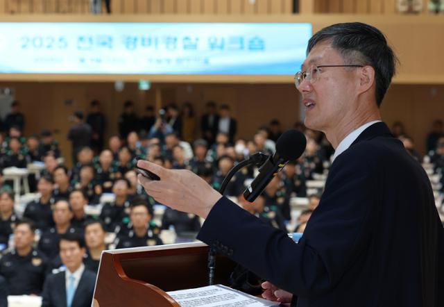 문형배 전 헌법재판소장 권한대행이 4일 서울 서대문구 경찰청 참수리홀에서 열린 '2025 전국 경비경찰 워크숍에'서 공직자 청렴 의식에 대해 특강을 하고 있다. 뉴스1