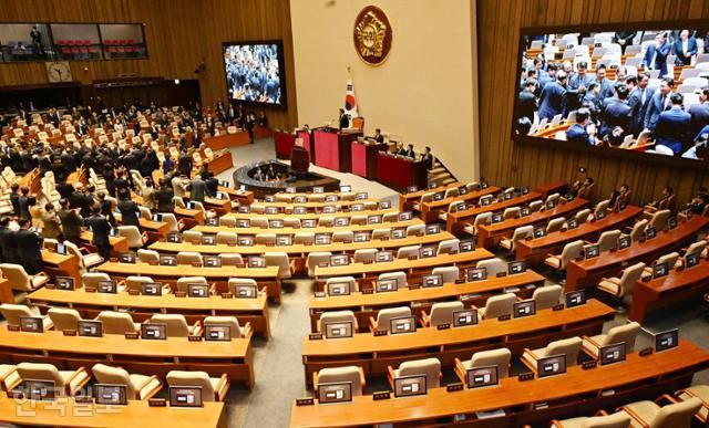 이재명 대통령이 4일 여의도 국회에서 내년도 정부 예산안에 대한 시정 연설을 마친 뒤 퇴장하고 있다. 이 대통령 시정 연설에 불참한 국민의힘 의원들의 자리가 텅 비어 있다. 고영권 기자