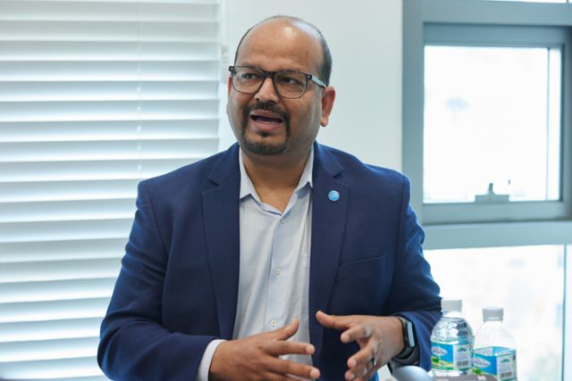 스카일로와 협력하는 하만 인터내셔널의 슈만 세라 부사장이 자동차 전자장치를 이용해 자동차에서 위성통신을 이용하는 방법에 대해 설명하고 있다. 스카일로 제공