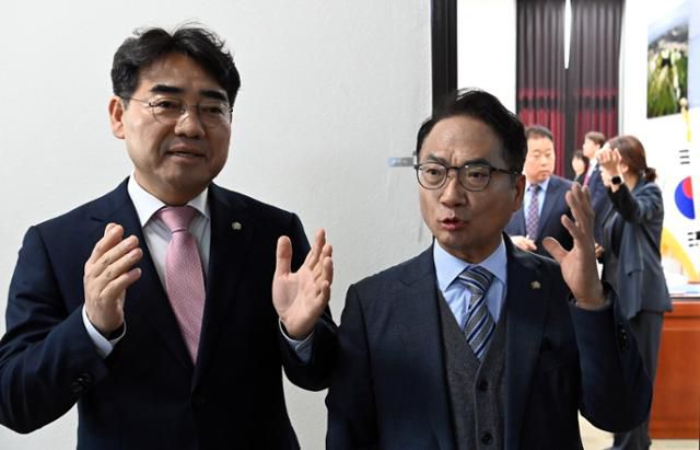 5일 오전 국회에서 열린 정보위원회 전체회의에 앞서 이성권 국민의힘 간사와 박선원 민주당 간사가 전날 열린 국정원 국감 브리핑 내용과 관련, 설전을 벌이자 신성범 정보위원장이 양 간사를 만류하며 회의실 입장을 권하고 있다. 뉴스1