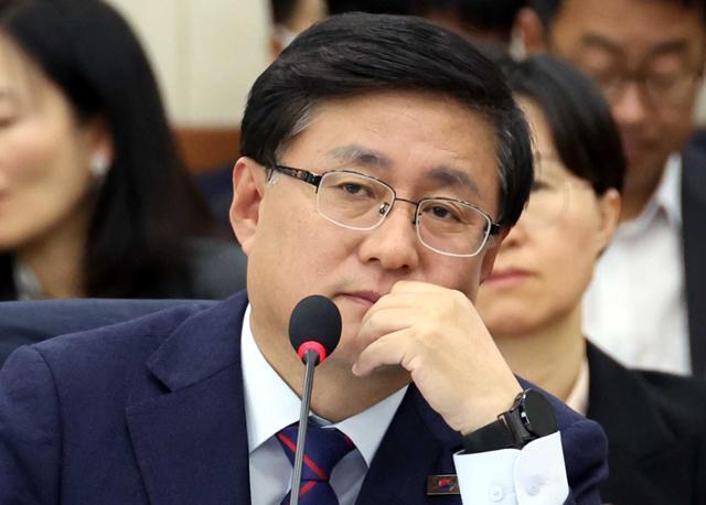 김성환 기후에너지환경부 장관이 10월 29일 오후 서울 여의도 국회 기후에너지환경노동위원회에서 열린 국정감사에서 잠시 생각에 잠겨 있다. 뉴시스