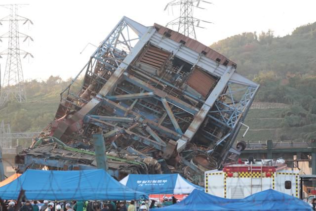 6일 오후 울산 남구 남화동 동서발전 울산화력발전소에서 보일러 타워 붕괴 사고가 발생해 소방 당국이 구조 작업을 하고 있다. 울산=뉴스1
