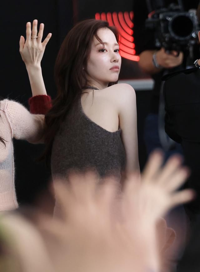 배우 전종서가 9월 18일 부산 해운대구 영화의 전당에서 열린 제30회 부산국제영화제(BIFF) 프로젝트 Y 오픈 토크에 참석해 관객들을 바라보고 있다. 뉴스1