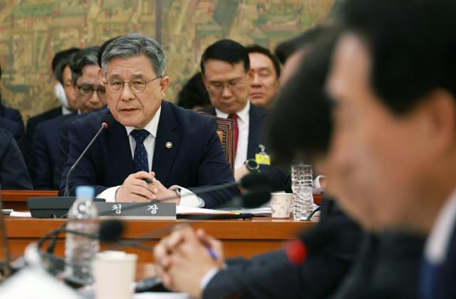 허민 국가유산청장이 지난달 29일 서울 여의도 국회에서 열린 문화체육관광위원회의 문화체육관광부, 국가유산청 등 종합감사에서 의원 질의에 답하고 있다. 뉴시스