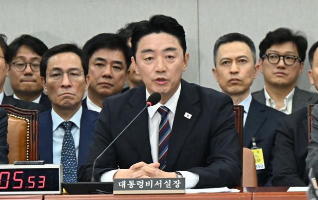 강훈식(가운데) 대통령비서실장이 6일 서울 여의도 국회에서 열린 운영위원회의 대통령비서실 등 국정감사에서 의원질의에 답하고 있다. 고영권 기자