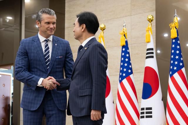 안규백 국방부 장관과 피트 헤그세스 미국 국방장관이 지난 4일 서울 용산 국방부 청사에서 열린 제57차 한미안보협의회의(SCM)를 앞두고 악수하고 있다. 헤그세스 장관 엑스 계정