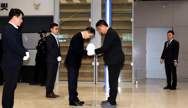 올해 8월 캄보디아 보코산에서 숨진 채 발견된 대학생의 유해가 지난달 21일 인천국제공항으로 송환돼 경북 경찰청 관계자에게 전달되고 있다. 뉴스1