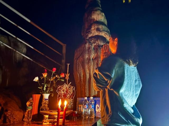 지난 1일 베트남 하노이 터이사 인근 한 바위 동굴의 '소년상' 앞에서 한 여성이 아들 임신을 기원하며 기도하고 있다. 하노이=허경주 특파원