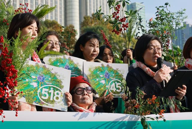 7일 서울 서초구 서울중앙지법 인근에서 5·18민주화운동 피해 증언자 모임 '열매' 관계자들과 5·18 성폭력 피해자 성수남 할머니가 기자회견을 하고 있다. 연합뉴스