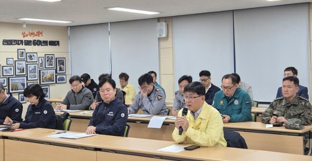 김성환 기후에너지환경부 장관(앞줄 오른쪽부터), 김영훈 고용노동부 장관이 7일 울산시 남구 안전보건공단 울산지역본부에 마련된 울산화력발전소 붕괴사고 사고수습상황실에서 중앙사고수습본부 2차 회의를 주재하고 있다. 기후부 제공