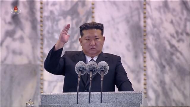 지난달 10일 김정은 북한 국무위원장이 노동당 창건 80주년 기념 열병식에서 분열받고 있다. 조선중앙TV 캡처