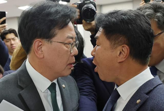 송언석(왼쪽) 국민의힘 원내대표와 이기헌 더불어민주당 의원이 6일 서울 여의도 국회에서 열린 운영위원회의 대통령비서실 등 국정감사에서 정회 후 퇴장하는 과정에 충돌하고 있다. 고영권 기자