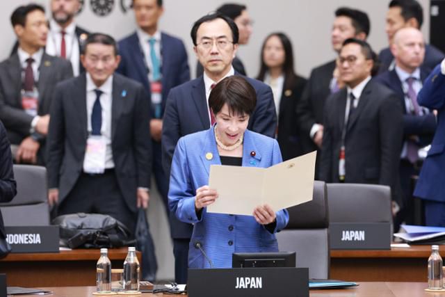 다카이치 사나에 일본 총리가 1일 경주화백백컨벤션센터(HICO)에서 열린 2025 아시아태평양경제협력체(APEC) 정상회의 제2세션에서 자료를 살펴보고 있다. 연합뉴스