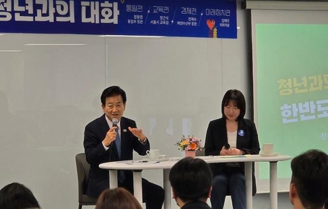정동영 통일부 장관이 8일 서초구 정토사회문화회관에서 열린 '2025 청년페스타'에서 강연하고 있다. 연합뉴스