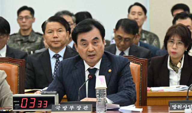 안규백 국방부 장관이 5일 서울 여의도 국회에서 열린 국방위 전체회의에서 의원질의에 답하고 있다.고영권 기자