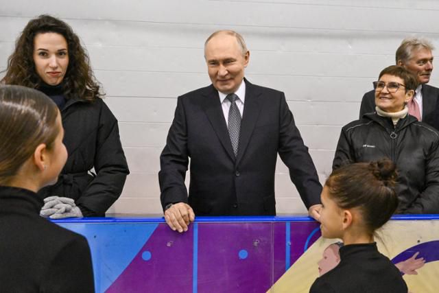 블라디미르 푸틴 러시아 대통령이 6일 오르비타 스포츠 센터를 방문해 격려하고 있다. 타스 연합뉴스