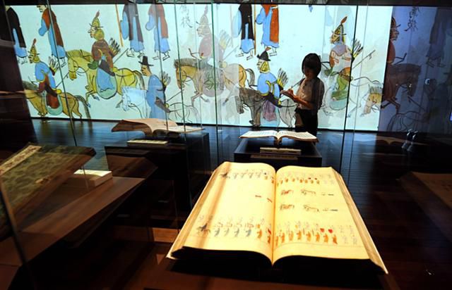 145년만의 귀환을 기념, 지난 2011년 열린 외규장각 의궤 특별전. 한국일보 자료사진