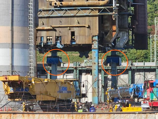 10일 오후 울산 남구 한국동서발전 울산화력발전소 보일러 타워 기둥 폭약 부착 예상 지점(동그라미)에 발파 대비 방호시설이 설치돼 있다. 울산= 박은경 기자