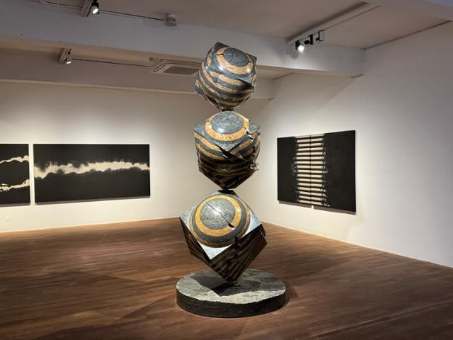 서울 종로구 가나아트센터에 전시된 박은선의 '생성-진화'와 회화 작품들. 가나아트 제공