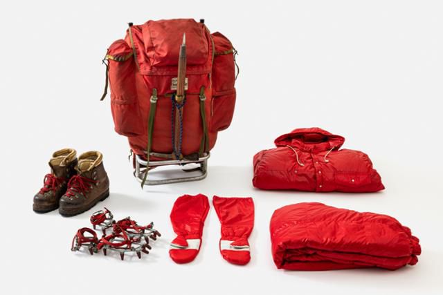 1977년 한국 최초 에베레스트 등반 원정대가 사용한 배낭과 이중화 등 등산 장비와 복장. 국립산악박물관이 소장하고 있다. 국가유산청 제공