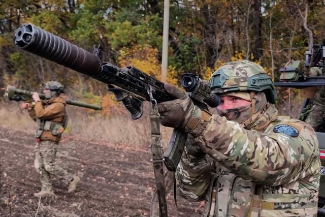 러시아 국방부가 배포한 영상 사진에 10일(현지 시간) 러시아 군인들이 우크라이나 미공개 장소에서 우크라이나군 드론을 향해 발포하고 있다. AP 뉴시스