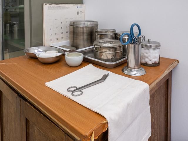 전남 고흥군 소록도에 보존된, 한센병 치료를 위해 평생을 봉사한 간호사 마리안느 슈퇴거와 마가렛 피사렉이 사용한 치료 및 간병도구. 국가유산청 제공