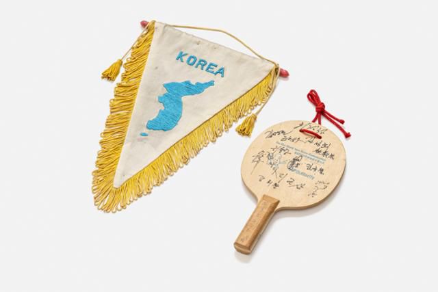 '제41회 지바 세계탁구선수권대회' 출장을 위해 구성된 남북단일팀의 한반도 문양 삼각기와 참가 선수 서명이 담긴 탁구채. 국가유산청 제공