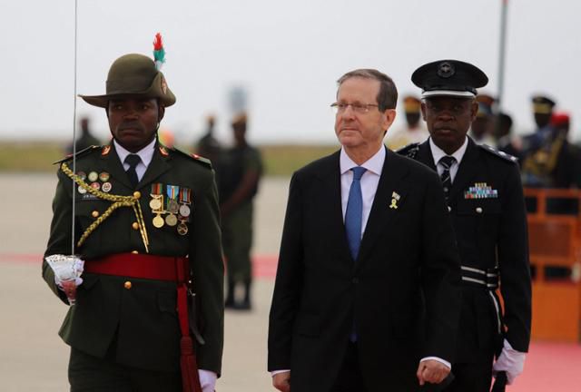 이츠하크 헤르초그 이스라엘 대통령이 지난달 10일 잠비아 수도 루사카에 있는 케네스카운다 국제공항에서 잠비아군의 환영을 받고 있다. 루사카=로이터 연합뉴스