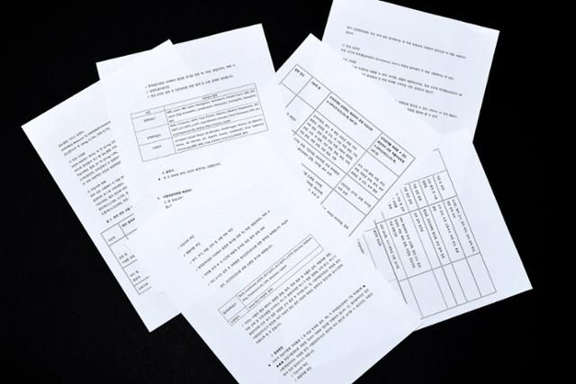 3일 서울 중구 한국일보 회의실에 한국일보가 확보한 임상시험 관련 서류가 펼쳐져 있다. 한국일보가 3개월여간 취재하며 만난 임상시험 참여자들은 임상시험 구두 설명이 충분히 이뤄지지 않는 데 반해 설명서는 너무 길고 난해해 임상시험 관련 내용을 이해 또는 숙지하기가 어려웠다고 토로했다. 임지훈 인턴기자