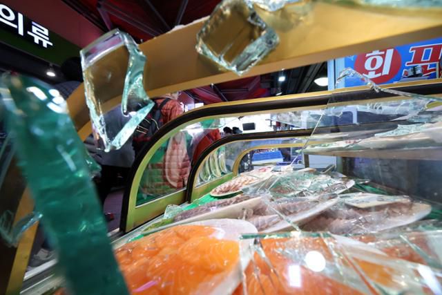 13일 경기 부천시 오정구 원종동 제일시장에서 1톤 트럭이 150m가량 돌진해 2명이 숨지는 등 21명 사상자가 발생했다. 사진은 사고 현장 모습. 뉴시스