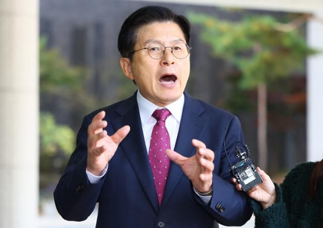 내란 선전·선동 혐의로 체포된 황교안 전 국무총리가 12일 서울 서초구 서울고검 청사에 마련된 내란 특검 사무실에 도착해 입장을 밝히고 있다. 뉴시스