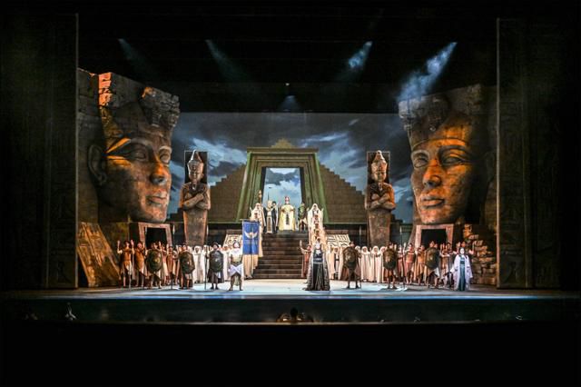 오페라 '아이다' 출연진이 '개선행진곡'을 열창하고 있다. 세종문화회관 제공