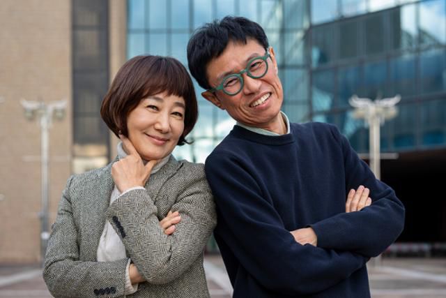 KBS 교양프로그램 '아침마당'에서 15년 동안 호흡을 맞춘 방송인 김혜영(왼쪽)과 이헌희 PD. '아내가 (김혜영) 언니가 잘 이끌어줄 거야'라고 하더라고요. 인터뷰에 낯선 이 PD가 이렇게 말하며 웃었다. '아침마당'의 두 대들보가 최근 서울 여의도 KBS 마당에서 사진을 찍고 있다. 박시몬 기자