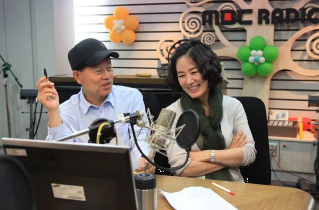 김혜영(오른쪽)과 강석이 라디오 프로그램 '싱글벙글쇼'를 진행하며 대화하고 있다. MBC 제공