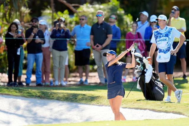 카이 트럼프가 14일(한국시간) 미국 미국 플로리다주 벨에어의 펠리컨 골프클럽(파70)에서 열린 LPGA 투어 더 안니카 드리븐 바이 게인브리지 앳 팰리컨(총상금 325만 달러) 1라운드 16번 홀에서 플레이하고 있다. 벨에어=AP 연합뉴스