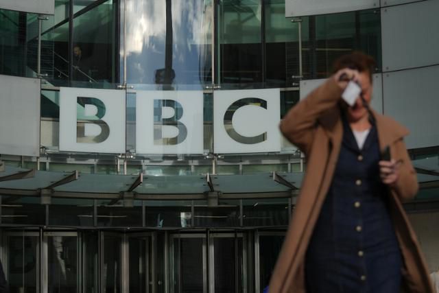 영국 런던에 있는 BBC 본사 건물 앞으로 12일 한 여성이 지나가고 있다. 런던=AP 연합뉴스