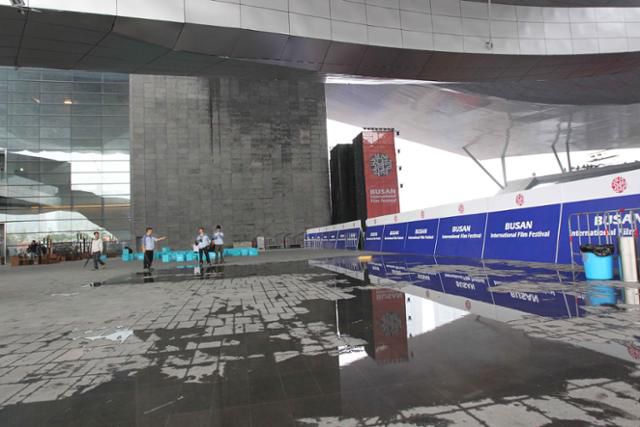 2011년 부산국제영화제(BIFF) 개·폐막식을 비롯해 각종 행사가 열리는 '부산 영화의 전당'에 비가 새고 있는 모습. 한국일보 자료사진