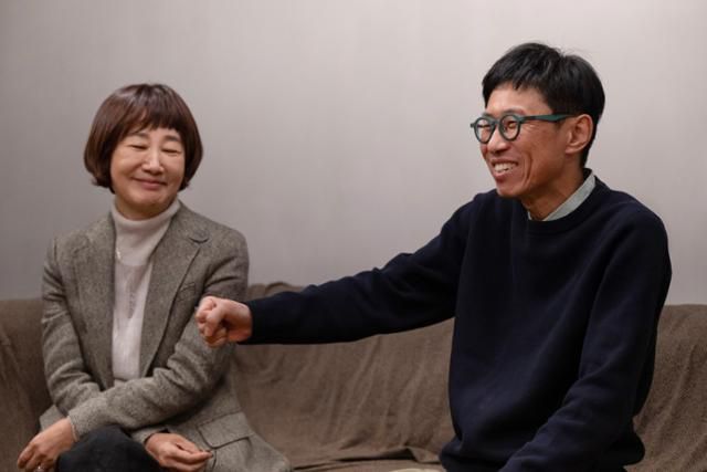 KBS '아침마당'에서 '도전! 꿈의 무대'를 제작하고 있는 이헌희(오른쪽) PD의 말을 김혜영이 웃으며 듣고 있다. 박시몬 기자